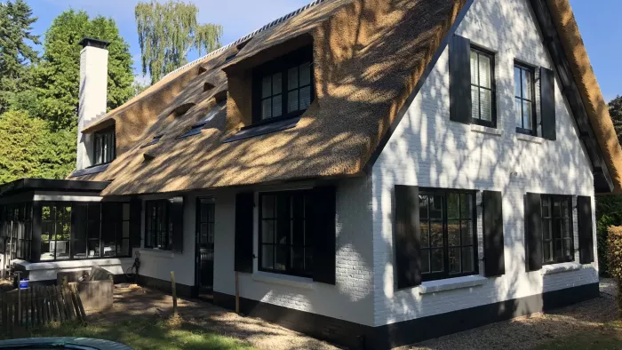 Blaricum villa schilderen buitenzijde gedeeltelijk klaar.